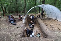 Studierende beim Freilegen eines Steinkellers im Dorf Anhalt im Zuge der Lehr- und Forschungsgrabung des Seminars für Archäologie des Mittelalters und der Neuzeit 2018 (Foto F. Rösch).