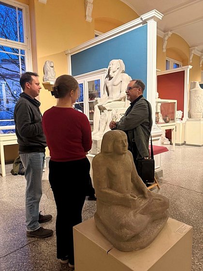 TeilnehmerInnen der 6. Numismatischen Springschool beim Numismatischen Plausch im Arch�ologischen Museum der MLU